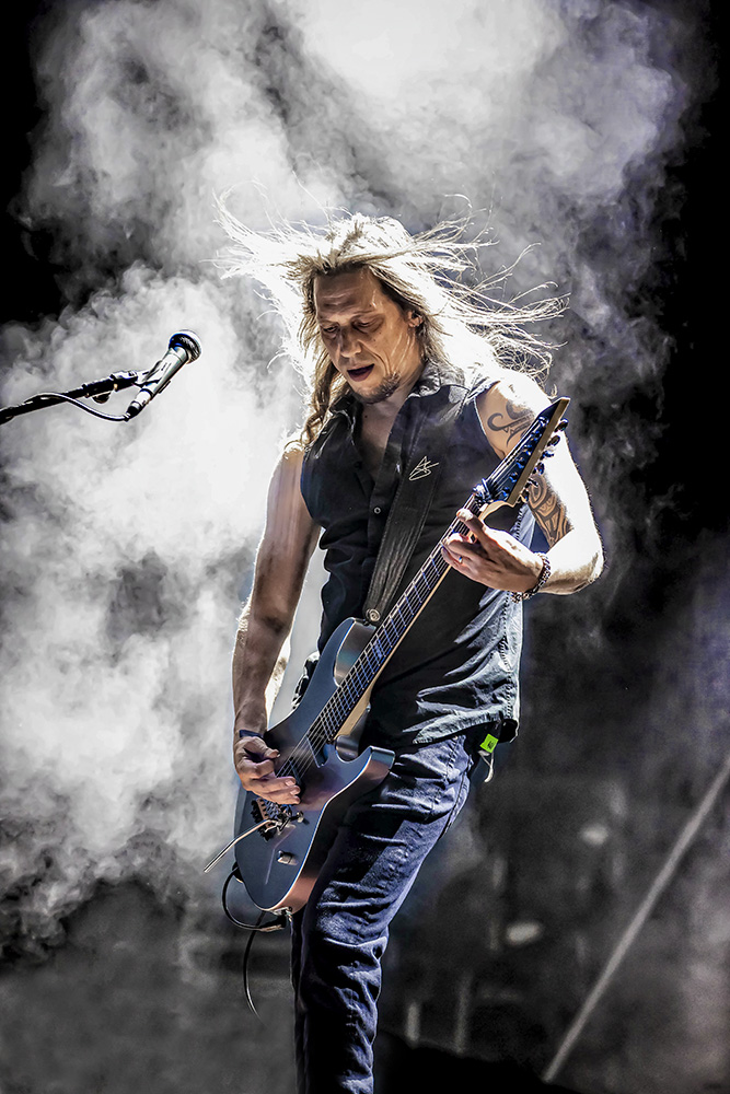 Guitarrista de Tarja durante el Z Live 2021