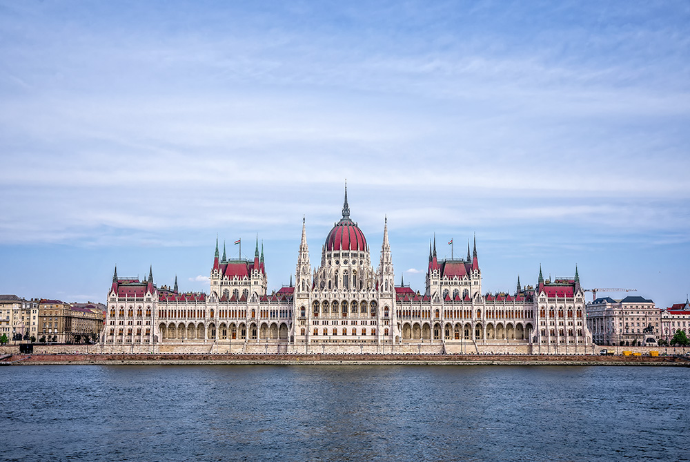 Parlamento de Hungría visto desde la otra orilla del Danubio