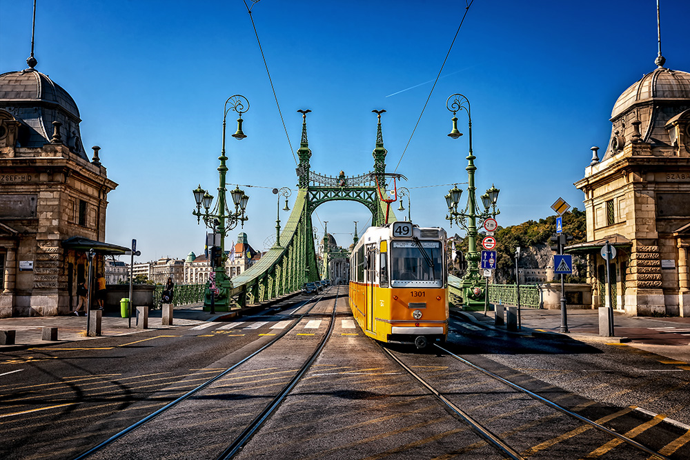 Tranvía recorriendo un puente en Budapest