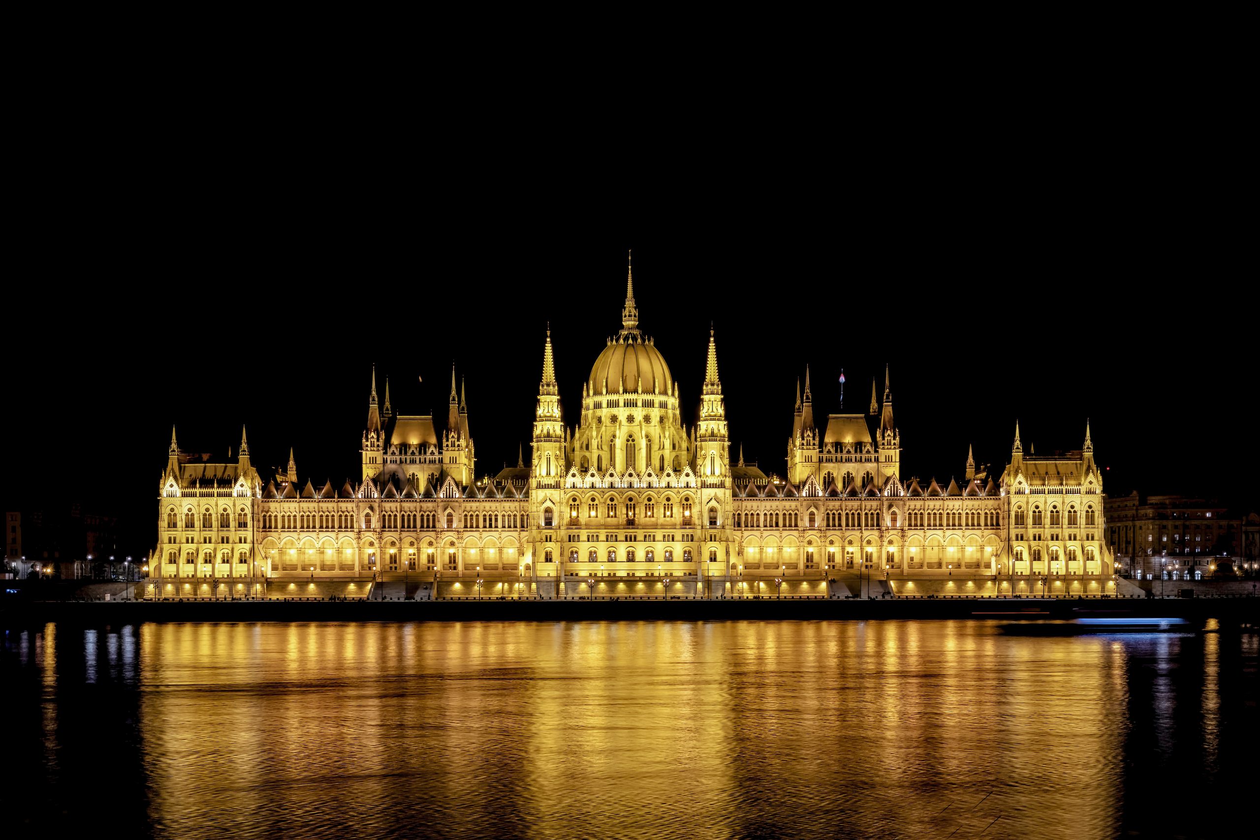 Parlamento de Hungría por la noche