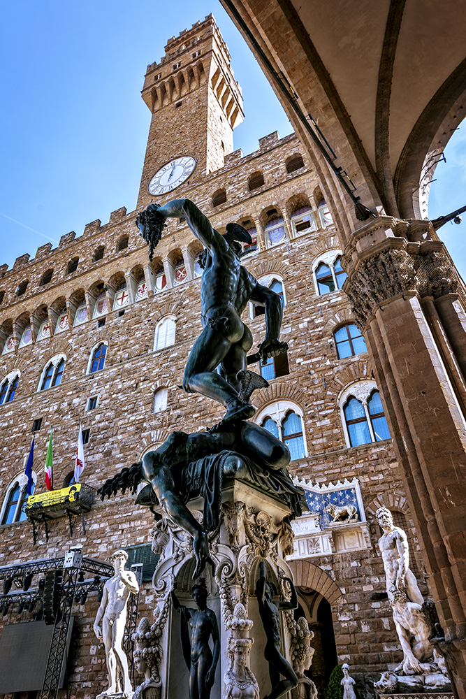 Palazzo Vecchio con una escultura delante