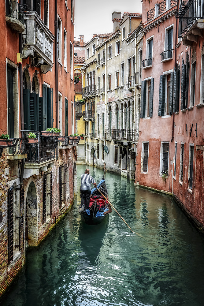 Canal de Venecia con una góndola