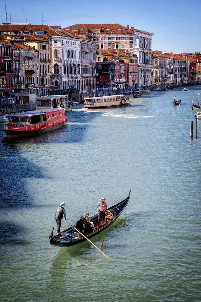 El Gran Canal de Venecia con una góndola en el centro