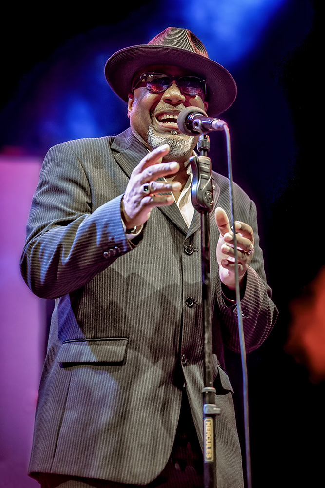 Big Daddy Wilson cantando con sombrero frente al pie de micro