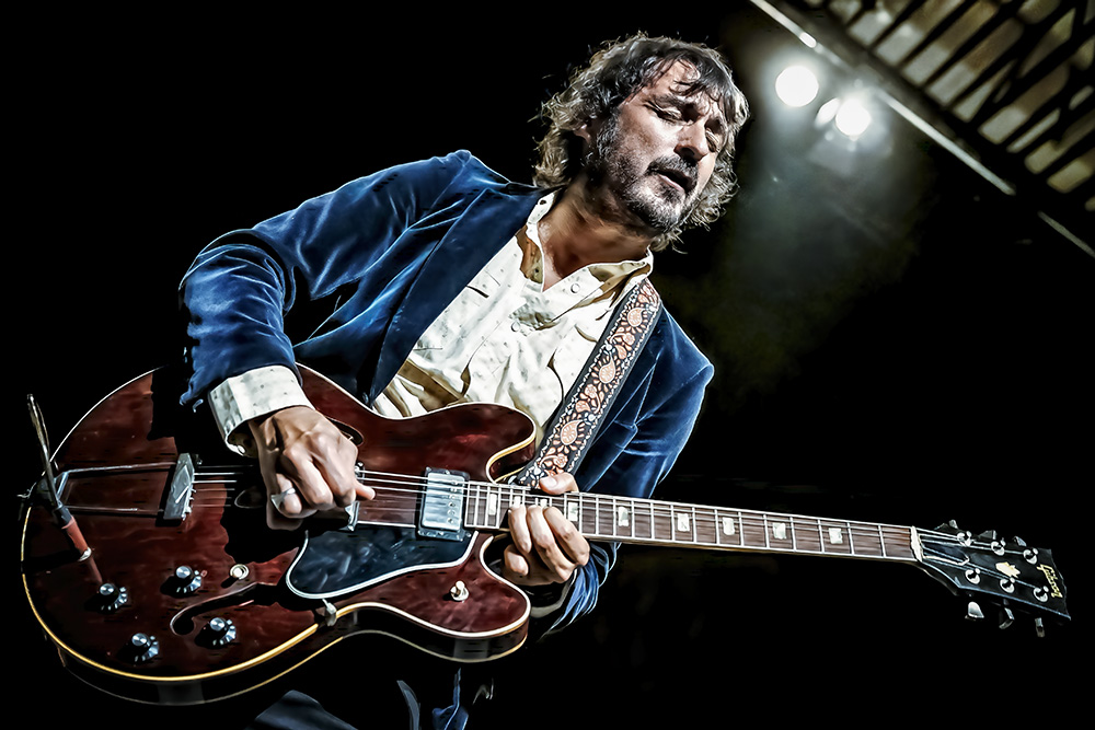 Raúl Fernández, guitarrista de Pájaro, tocando en el SmallTown 2023
