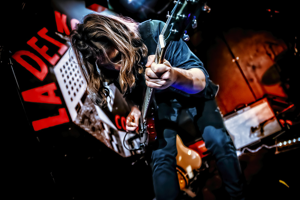 Andrés Mcmalo tocando la guitarra en el concierto de The Kleejoss Band en Barcelona