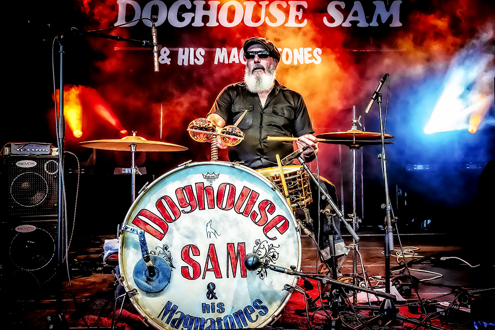 Doghouse Sam en directo en la edición 2023 del Blues Peer Festival en Bélgica