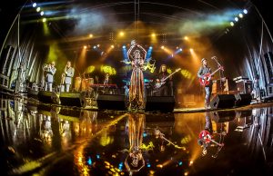 Shirley Davis en mitad del escenario con su imagen reflejada en el suelo