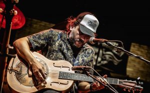 Hobo Nata tocando el dobro