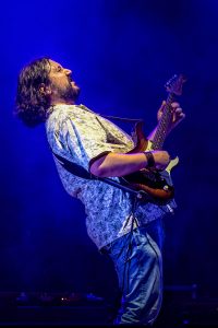 Músico tocando la guitarra