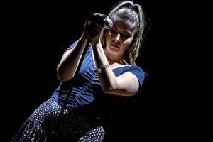 Inés cantando con el micro en la mano