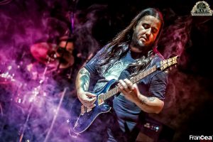 Guitarrista de Mississippi Queen tocando