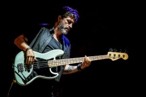 Bajista de Mississippi Queen tocando