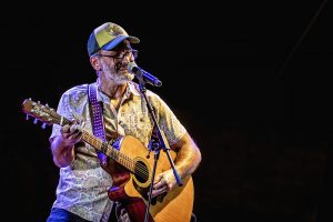 Sertucha tocando la guitarra