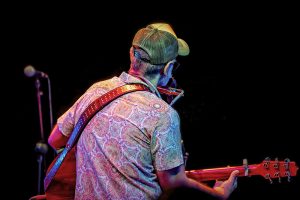 Imagen desde atrás de Sertucha tocando