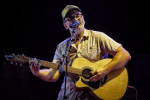 Sertucha con su guitarra