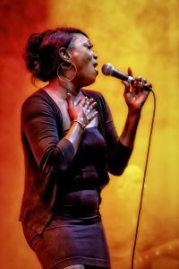 Shanna Waterstown cantando