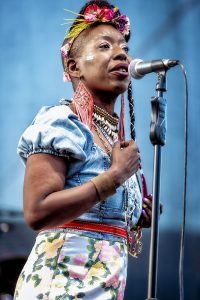 Shirley Davis cantando con micro
