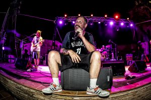 Cantante de Riff Truckers sentando en el escenario