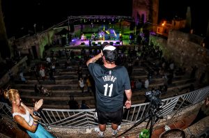 Cantante de Riff Truckers con el público