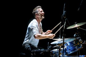 Bateríade Riff Truckers tocando durante el concierto