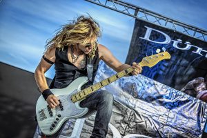 Bajista de Dünedain durante el concierto en el Z Live 2021