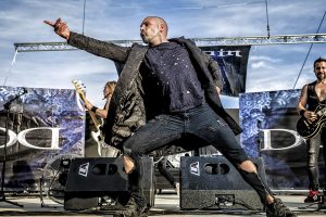 Cantante de Dunedain sobre el escenario del Z