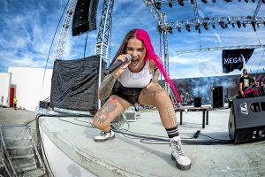 Cantante de Megara sobre el escenario cantando