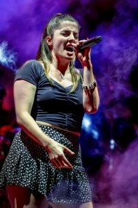 Inés Eleuteria cantando con el micro en la mano