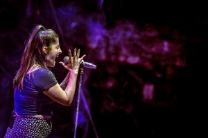 Plano lateral de Inés con público