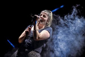 Primer plano de Inés cantando