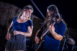 Inés y Malamute tocando