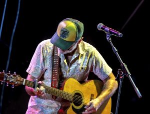 Sertucha con la guitarra tocando