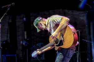 Sertucha de agachado con la guitarra