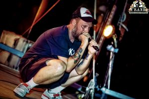 Primer plano del cantante de Riff Truckers agachado cantando