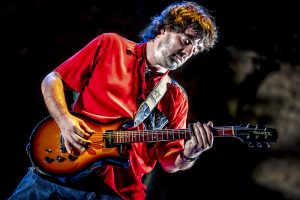 Guitarrista de Riff Truckers tocando