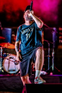 Cantante sobre el escenario