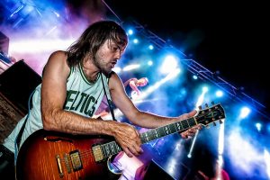 Guitarrista de Riff Truckers tocando