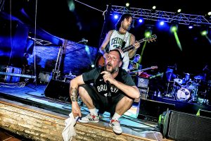 Cantante de Riff Truckers agachado