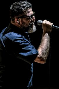 Primer plano lateral de Jon Careaga cantando