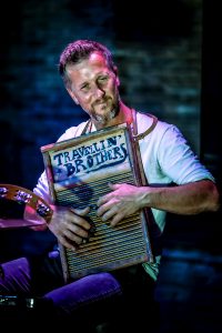 Isi tocando la tabla de lavar