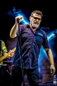 Medio plano de Jon Careaga con el micro en la mano