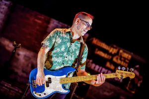 Eneko Cañibano tocando el bajo