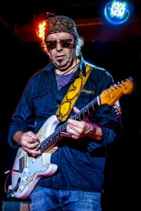 Primer plano de Javier Vargas tocando la guitarra