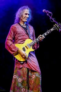 Medio cuerpo de Robe mientras toca la guitarra