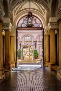 Puerta de acceso a un palacio de Bratislava