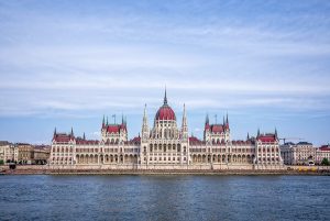 Parlamento de Hungría visto desde la otra orilla del Danubio
