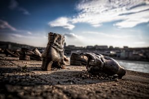 Escultura de zapatos al lado del Danubio