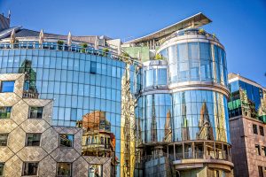 Catedral de Viena reflejada en las ventanas de un edificio