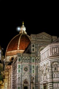 El Duomo de Florencia de noche iluminado por la luna